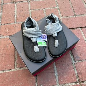 🌻3 for $25 SALE🌻- Sanuk Yoga Sling Gray/Black - Size 6